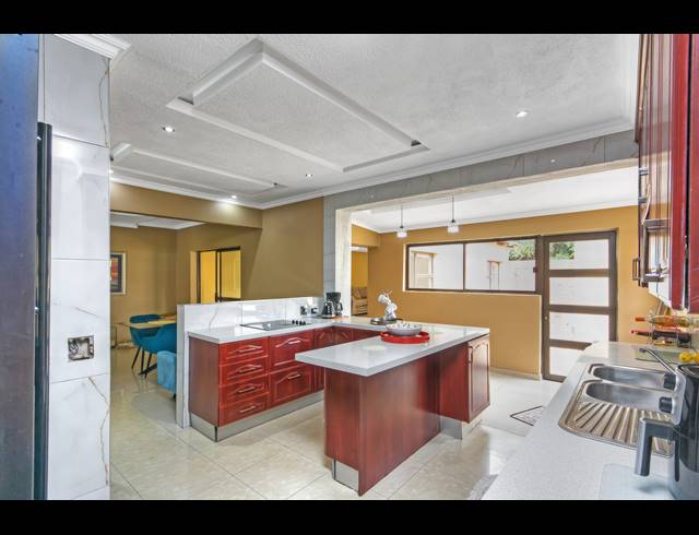 4 BEDROOM FREEHOLD FOR SALE IN BRAMLEY
